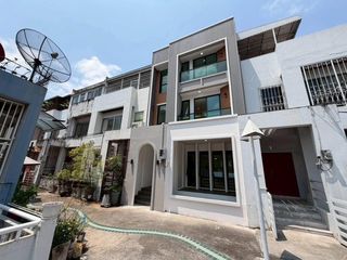 For sale 4 ベッドルーム house in Phra Khanong, Bangkok