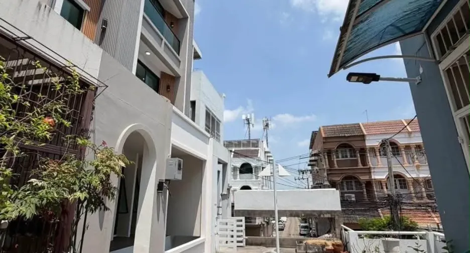 Casa en venta de 4 habitaciones en Phra Khanong, Bangkok