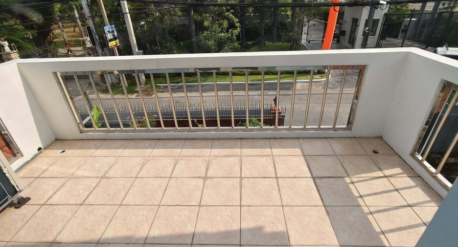 For rent 3 bedrooms house in Bang Na, Bangkok