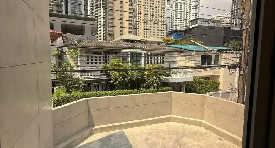 For rent 3 bedrooms house in Khlong Toei, Bangkok
