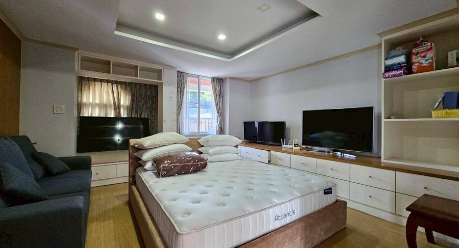 For rent 4 bedrooms condo in Khlong Toei, Bangkok