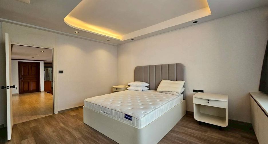 For rent 4 bedrooms condo in Khlong Toei, Bangkok