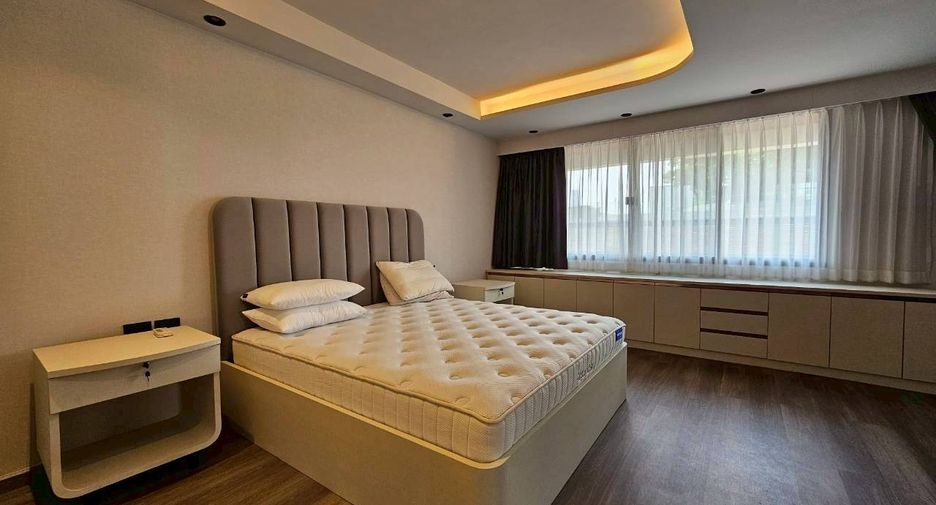 For rent 4 bedrooms condo in Khlong Toei, Bangkok