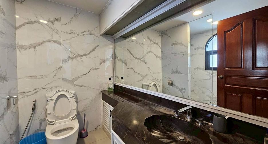 For rent 4 bedrooms condo in Khlong Toei, Bangkok
