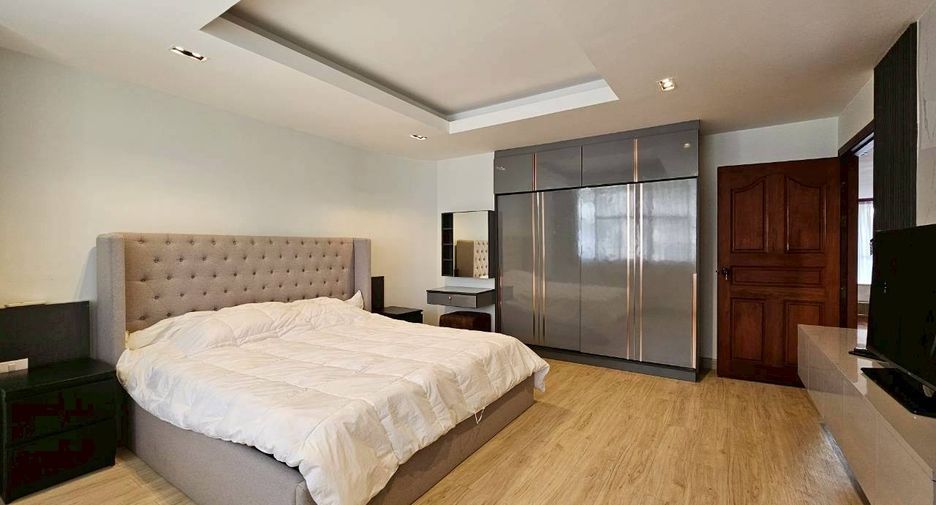 For rent 4 bedrooms condo in Khlong Toei, Bangkok