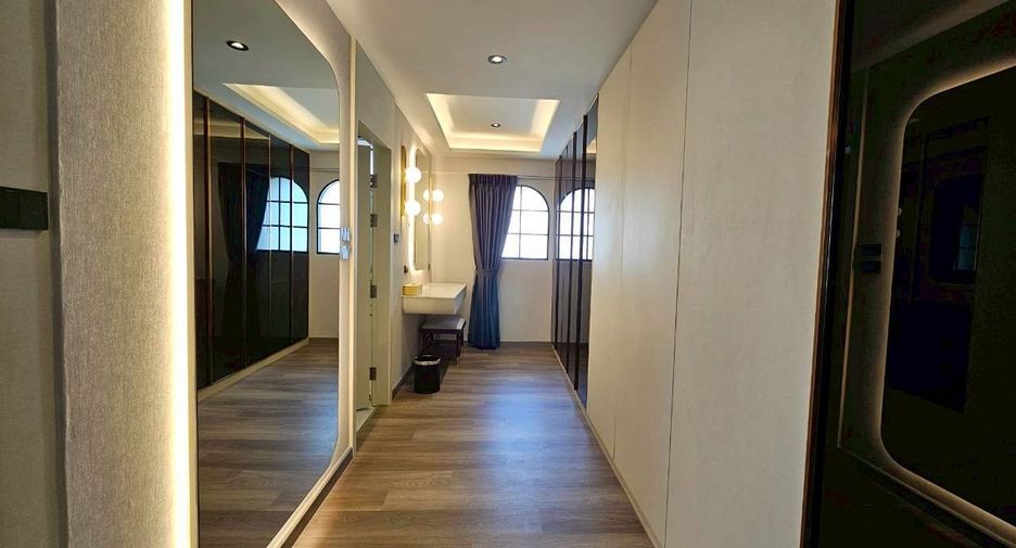 For rent 4 bedrooms condo in Khlong Toei, Bangkok