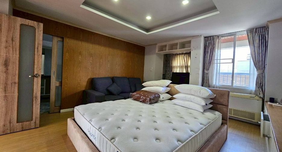 For rent 4 bedrooms condo in Khlong Toei, Bangkok