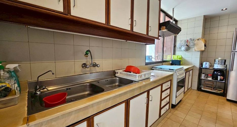 For rent 4 bedrooms condo in Khlong Toei, Bangkok