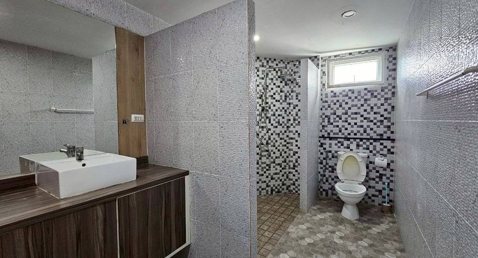 For rent 4 bedrooms condo in Khlong Toei, Bangkok