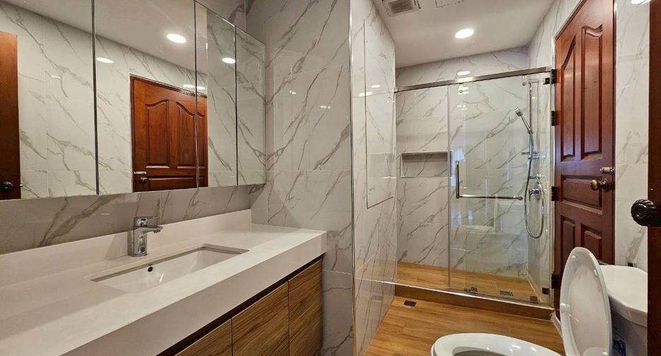 For rent 4 bedrooms condo in Khlong Toei, Bangkok
