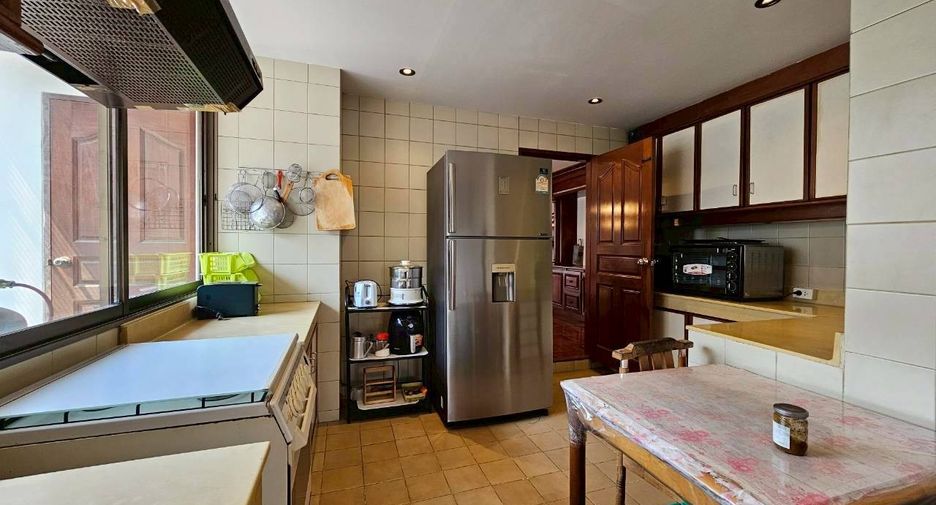 For rent 4 bedrooms condo in Khlong Toei, Bangkok