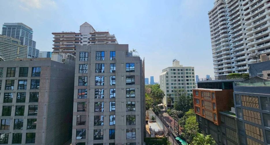 For rent 4 bedrooms condo in Khlong Toei, Bangkok