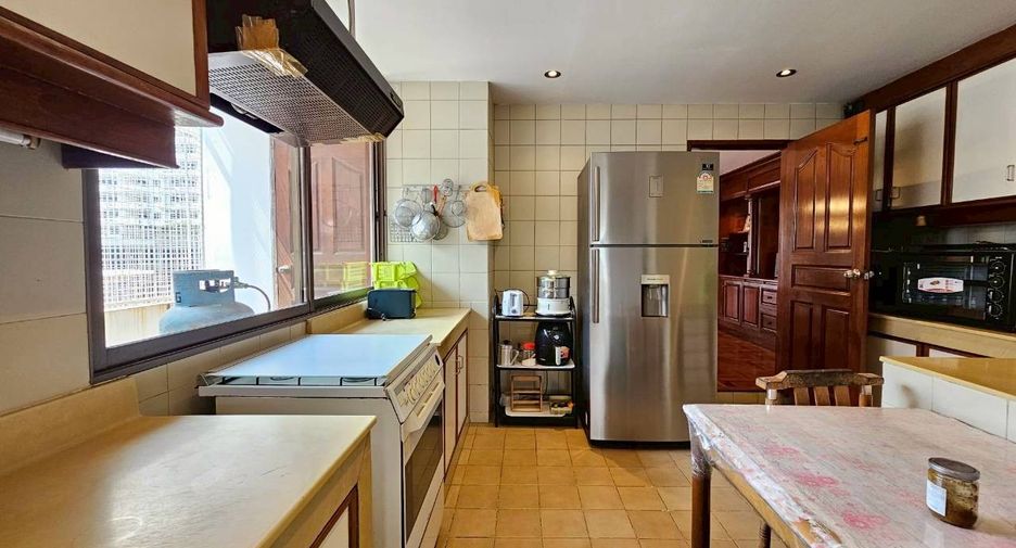 For rent 4 bedrooms condo in Khlong Toei, Bangkok