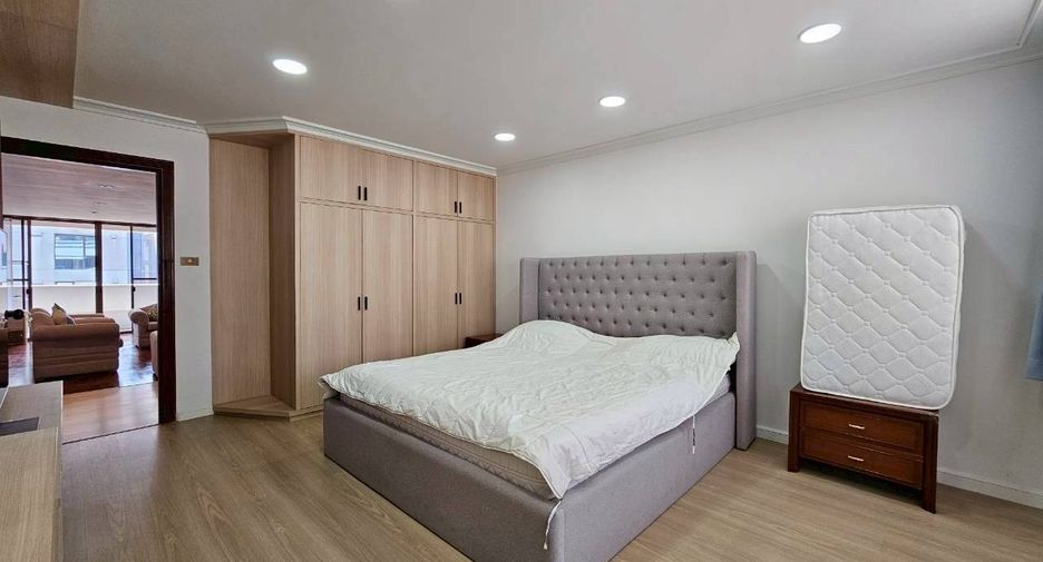 For rent 4 bedrooms condo in Khlong Toei, Bangkok