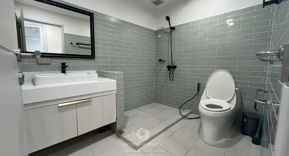 For rent 3 bedrooms condo in Khlong Toei, Bangkok