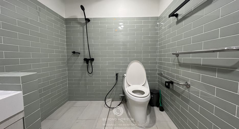 For rent 3 bedrooms condo in Khlong Toei, Bangkok