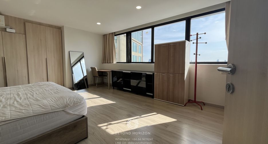 For rent 3 bedrooms condo in Khlong Toei, Bangkok
