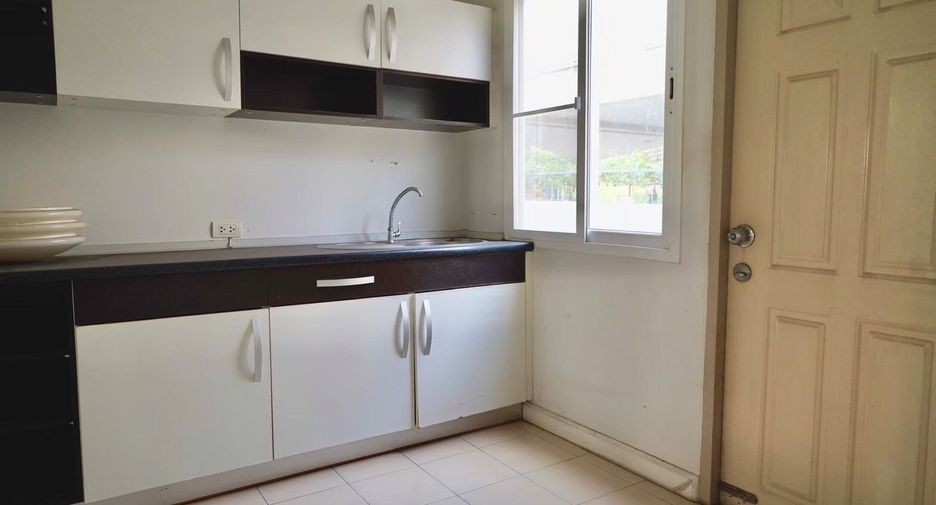 For sale 3 bedrooms house in Don Mueang, Bangkok