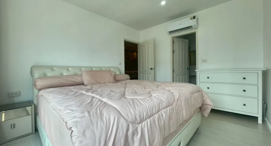Condo en alquiler de 2 habitaciones en Huai Khwang, Bangkok