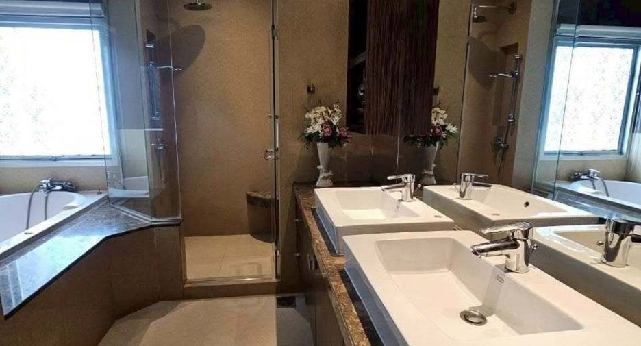 For rent 4 bedrooms condo in Pathum Wan, Bangkok