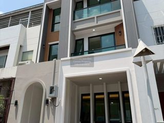 For sale 4 bedrooms townhouse in Phra Khanong, Bangkok