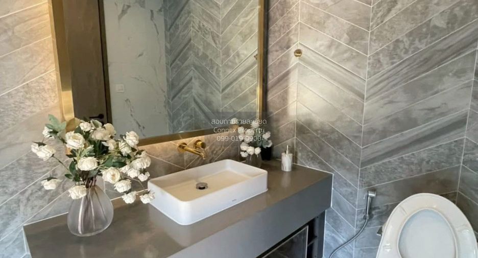 For sale 3 bedrooms condo in Khlong Toei, Bangkok