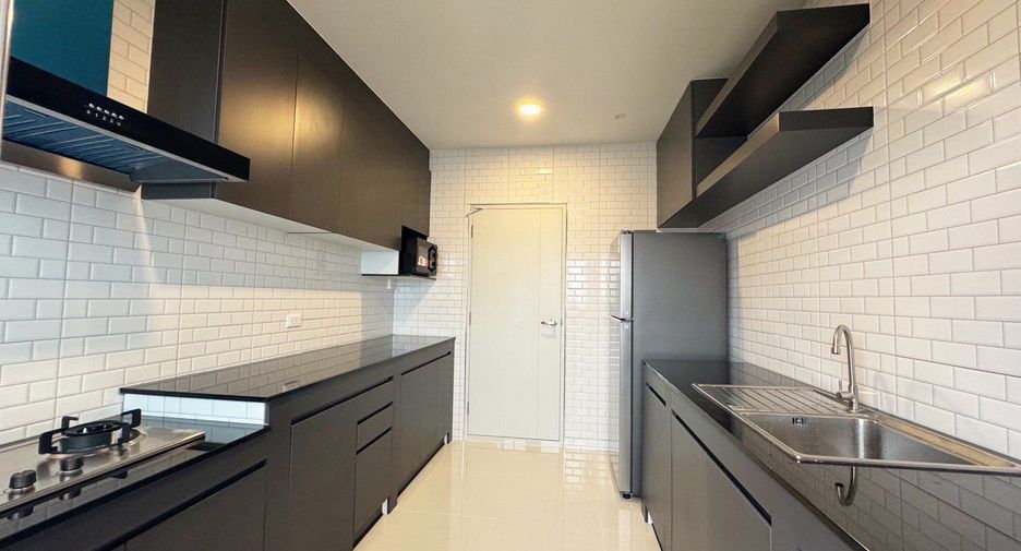 Casa en venta y en alquiler de 4 habitaciones en Bang Phli, Samut Prakan