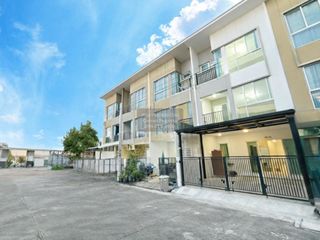 Casa adosada en venta de 3 habitaciones en Min Buri, Bangkok