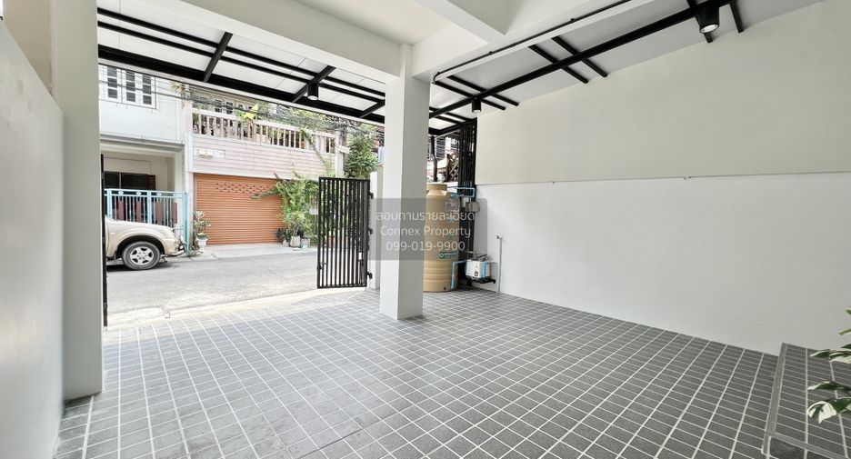 Casa adosada en venta de 3 habitaciones en Bang Khen, Bangkok