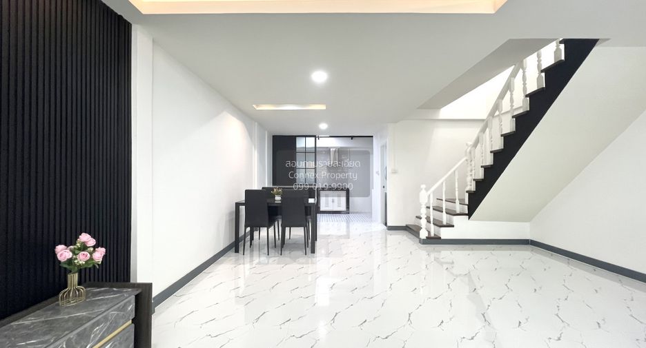 Casa adosada en venta de 3 habitaciones en Bang Khen, Bangkok