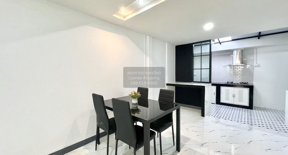 Casa adosada en venta de 3 habitaciones en Bang Khen, Bangkok