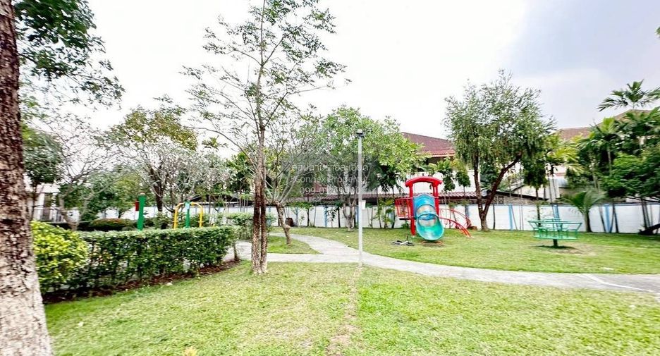 For sale 3 bedrooms townhouse in Khlong Sam Wa, Bangkok