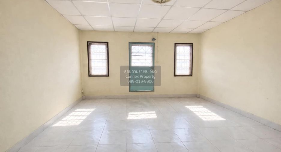 À vendre 3 chambres maison de ville à Krathum Baen, Samut Sakhon
