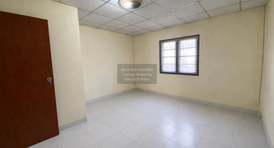 À vendre 3 chambres maison de ville à Krathum Baen, Samut Sakhon