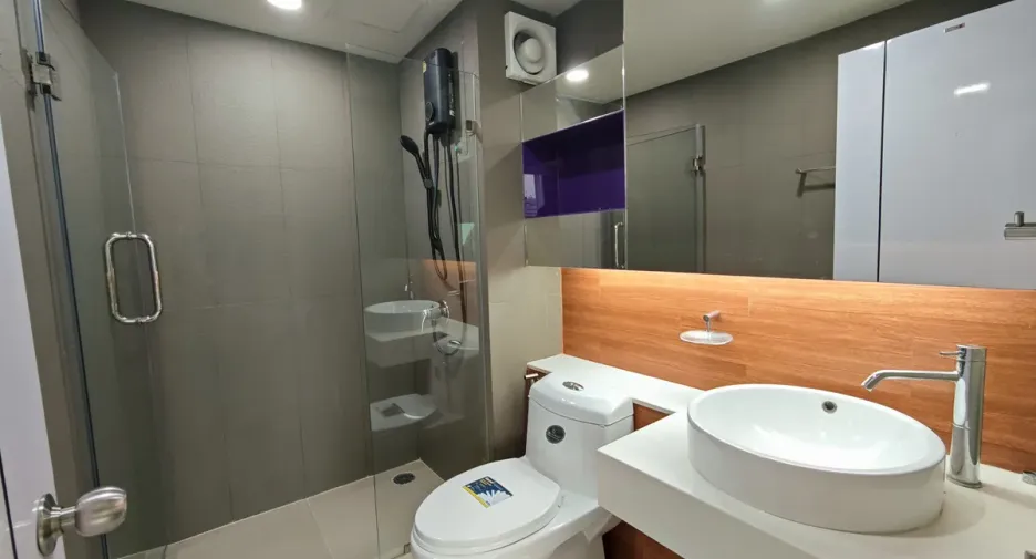 For rent 2 bedrooms condo in Din Daeng, Bangkok