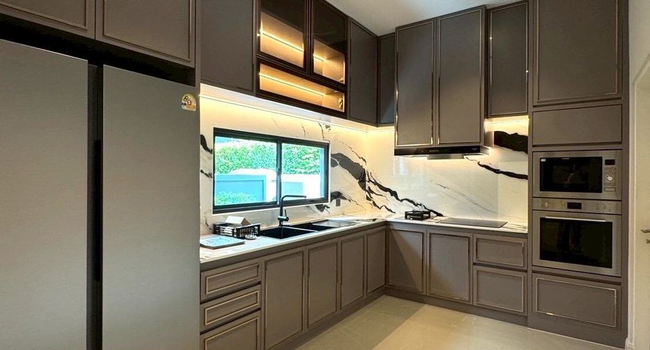 For sale 5 bedrooms house in Saphan Sung, Bangkok