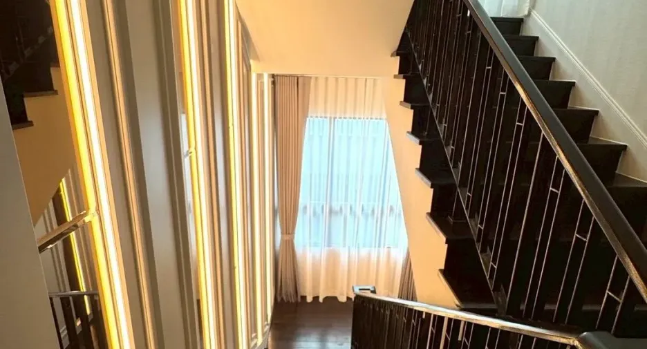 For sale 5 bedrooms house in Saphan Sung, Bangkok