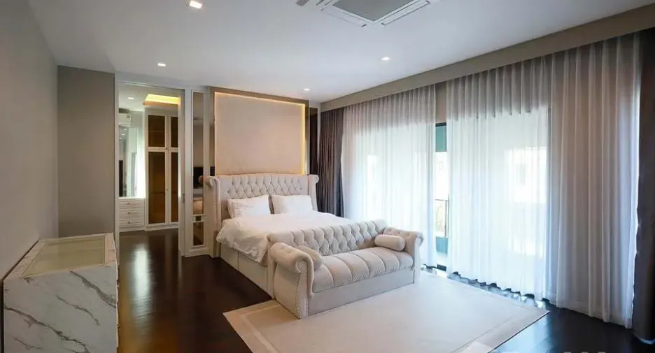 For sale and for rent 4 bedrooms house in Saphan Sung, Bangkok