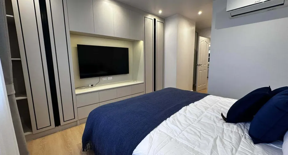 For rent 2 bedrooms condo in Yan Nawa, Bangkok