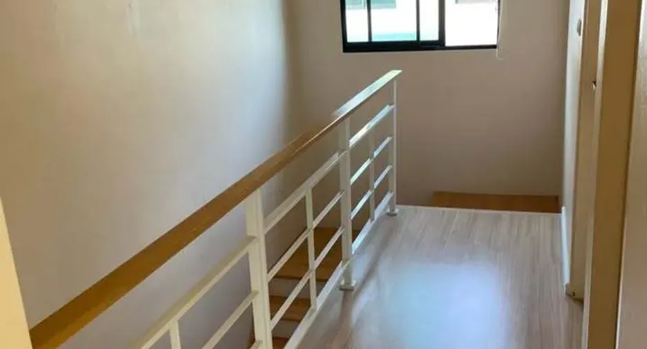 Casa adosada en alquiler de 3 habitaciones en Saphan Sung, Bangkok