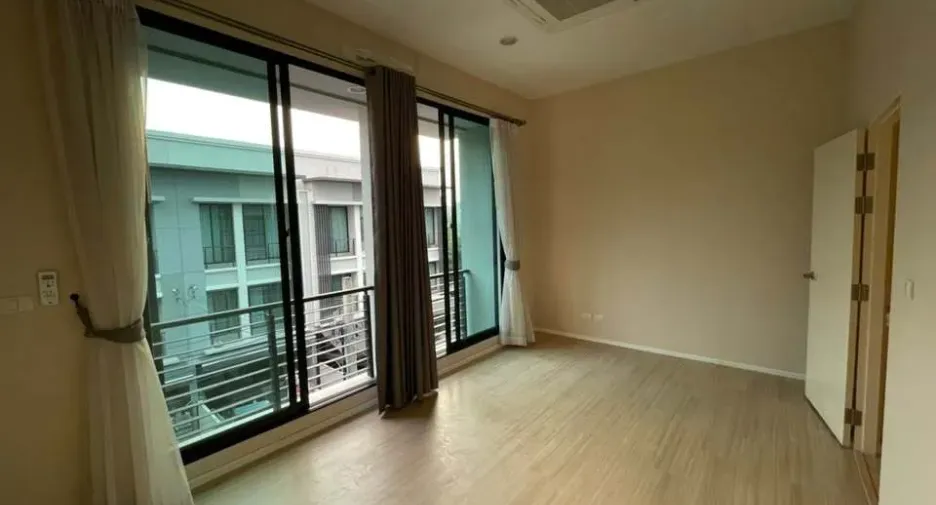 Casa adosada en alquiler de 3 habitaciones en Saphan Sung, Bangkok