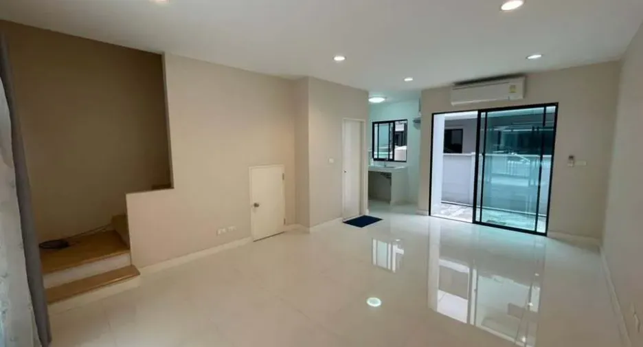 Casa adosada en alquiler de 3 habitaciones en Saphan Sung, Bangkok