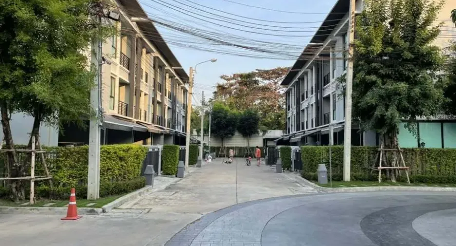 Casa adosada en alquiler de 3 habitaciones en Saphan Sung, Bangkok
