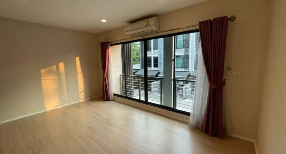 Casa adosada en alquiler de 3 habitaciones en Saphan Sung, Bangkok