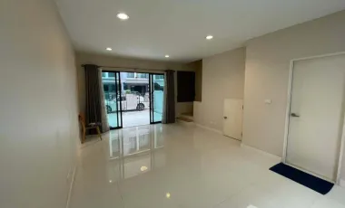 Reihenhaus zur Miete mit 3 Zimmer in Saphan Sung, Bangkok