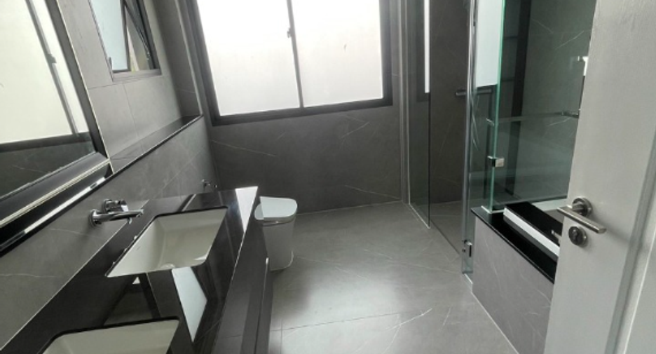 For sale 4 bedrooms house in Saphan Sung, Bangkok
