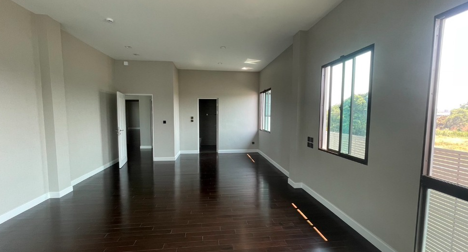 For sale 4 bedrooms house in Saphan Sung, Bangkok