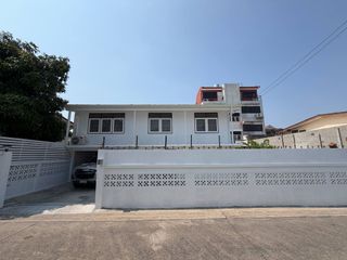 Casa adosada en alquiler de 3 habitaciones en Phra Khanong, Bangkok