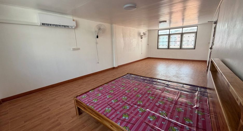 For rent 3 bedrooms townhouse in Phra Khanong, Bangkok