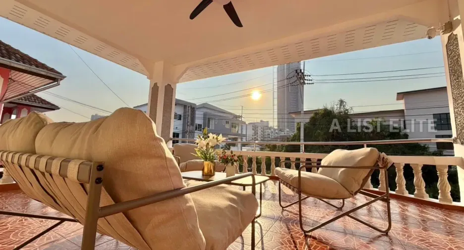 Haus zur Miete mit 5 Zimmer in Bang Lamung, Chonburi